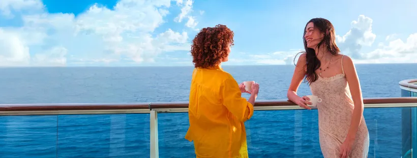 femme à bord d'un bateau de croisière
