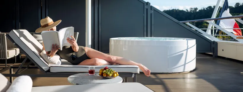 croisiériste qui se détend dans sa cabine 