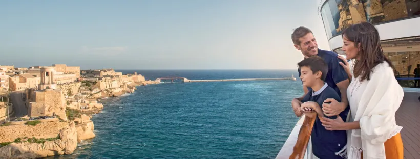 Famille sur le pont du bateau