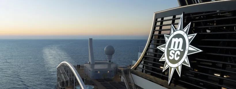 Paquebot MSC en mer au coucher du soleil