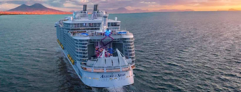 Le navire Allure of the Seas naviguant en pleine mer