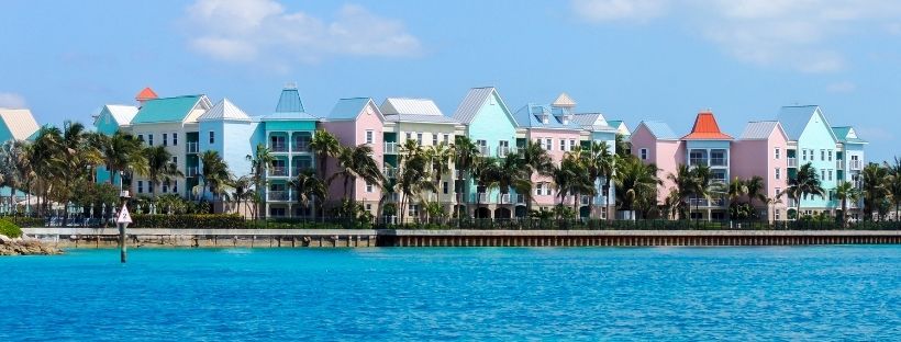 Les maisons colorées au bord de l'eau aux Bahamas dans les Caraïbes