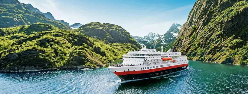Hurtigruten dans les fjords Norvégiens