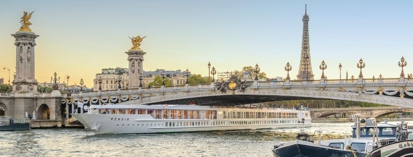 Le MS Renoir de CroisiEurope naviguant sur la Seine à Paris