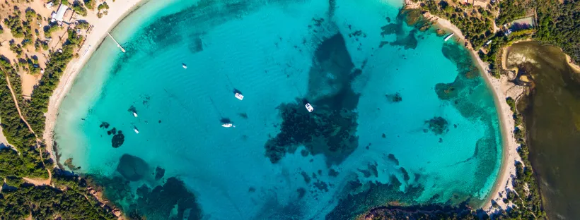 Mer turquoise en Corse