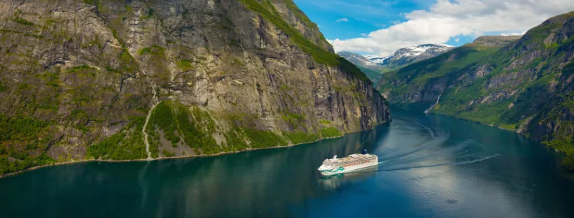Navire naviguant dans les fjords