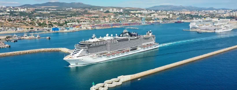 bateaux de croisières naviguant au port de Marseille