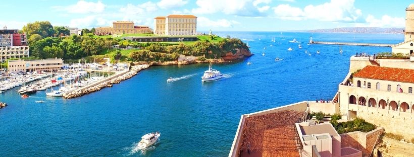 Vue d’ensemble du port de Marseille et de la Méditerranée en hauteur 