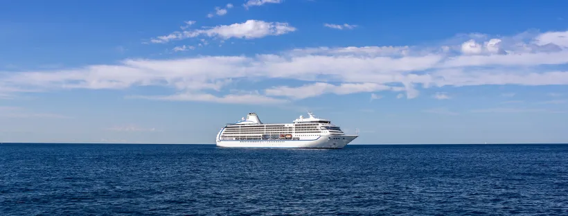 Navire en mer lors d'une croisière de repositionnement
