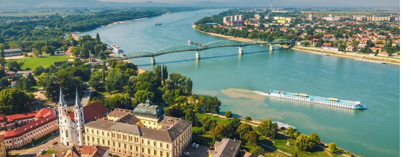 Le fleuve du Danube bleu traversant la Serbie au départ de Belgrade.