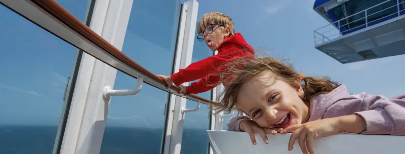 Enfants jouant au club enfant à bord d'un navire
