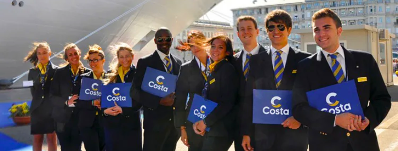 Equipe Costa devant le navire, sensibilisée à l'inclusion