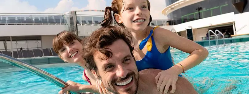 Un enfant s'amusant dans la piscine d'un bateau de croisière avec ses parents