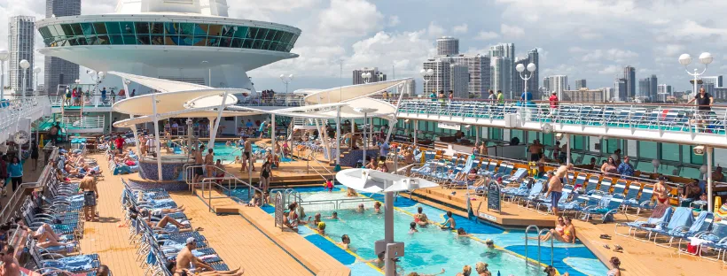 Passagers profitant d'une journée en mer sur le pont d'un navire de croisière