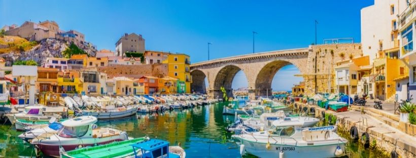 Ville de Marseille toute colorée avec de nombreux bateaux sur la Méditerranée