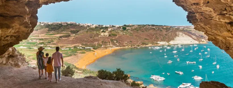 Grotte à Gozo, Mlate avec famille de dos