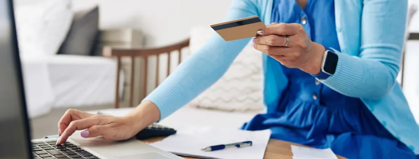 Femme avec utilise sa carte bancaire pour payer sa croisière