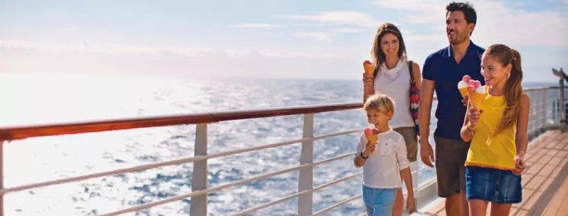 Une famille sur le pont d'un bateau de croisière
