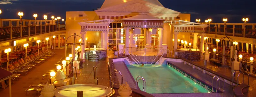 Piscine sur le pont d'un navire de croisière