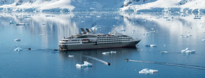 Bateau de croisière Ponant naviguant en Antarctique parmi les icebergs.