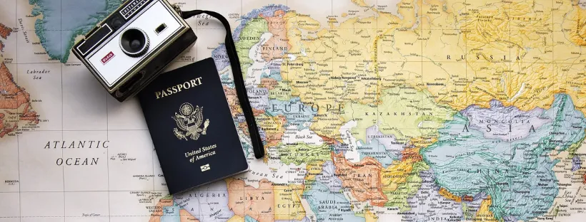 Image d'une carte du monde avec un passeport et appareil photo
