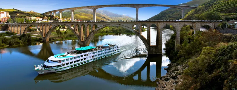 bateau Croisieurope voguant sur le Douro
