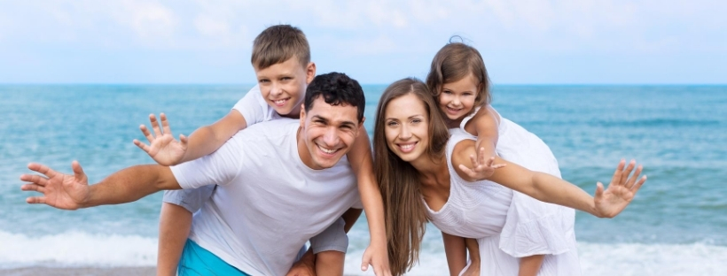 Famille, parents, garçon et fille sur une plage 