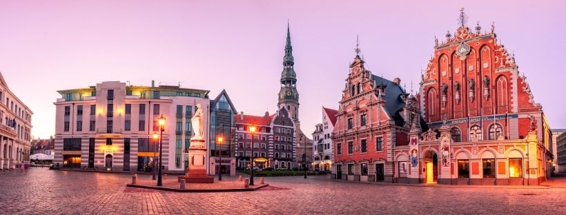 Photo nocturne de la vieille ville de Riga en Lettonie