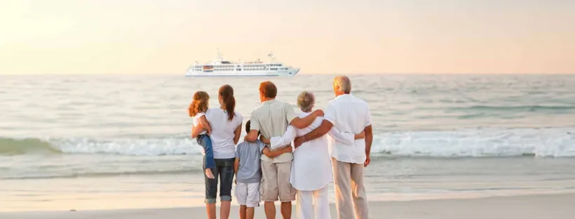 famille devant un bateau de croisière 