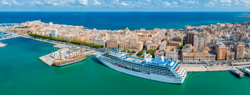 Paquebot de croisière amarré dans un port