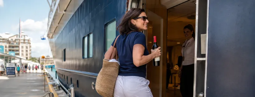 Femme revenant d’escale avec une bouteille de vin
