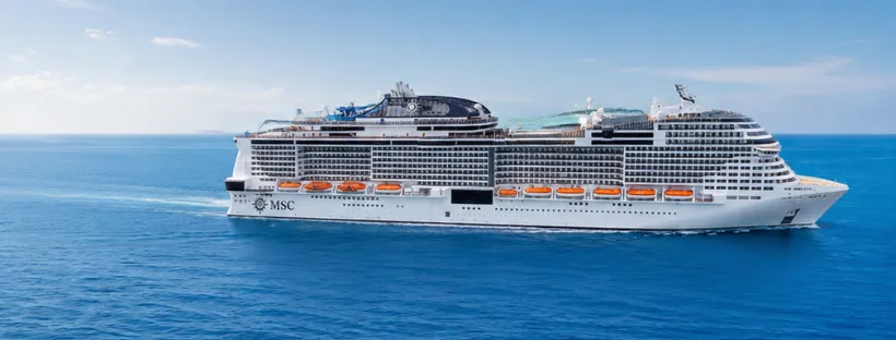Navire de croisière naviguant sur la mer