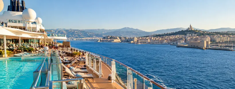 Pont d'un navire de croisière à Marseille