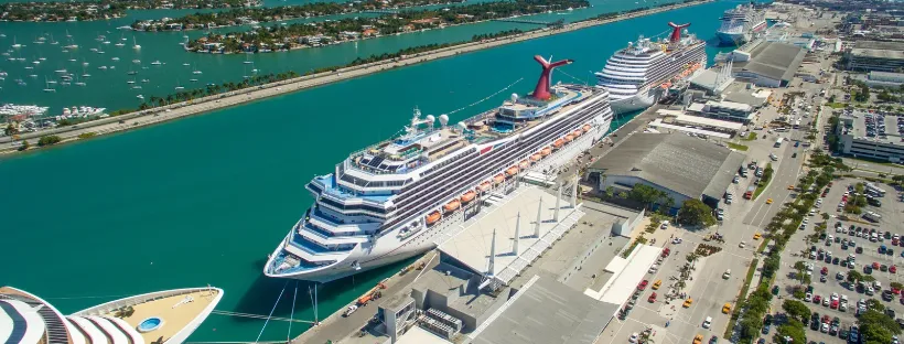 Navires de croisière à quai dans un terminal portuaire