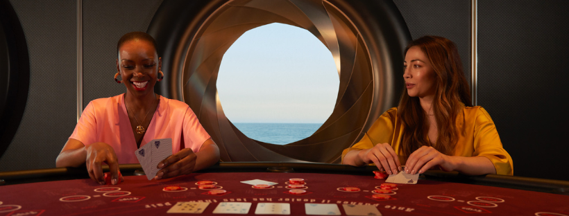 Deux femmes qui sont au casino