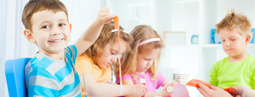 Activité pratiquée par des enfants au club pendant une escale