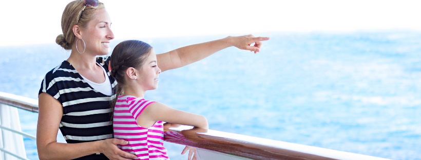 dulte accompagnant une enfant sur le pont d’un bateau de croisière