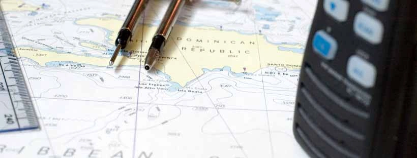 Carte nautique avec compas de navigation illustrant l’itinéraire d’une croisière de repositionnement