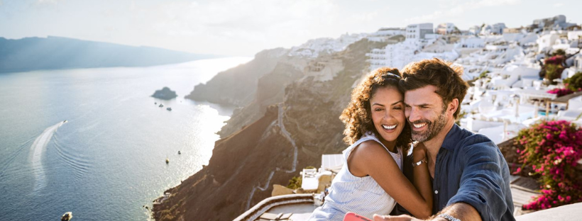 couple avec village blanc des îles grecques