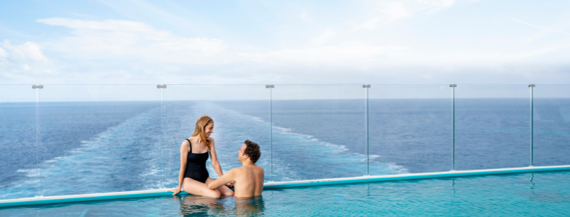 Couple dans la piscine bateau 