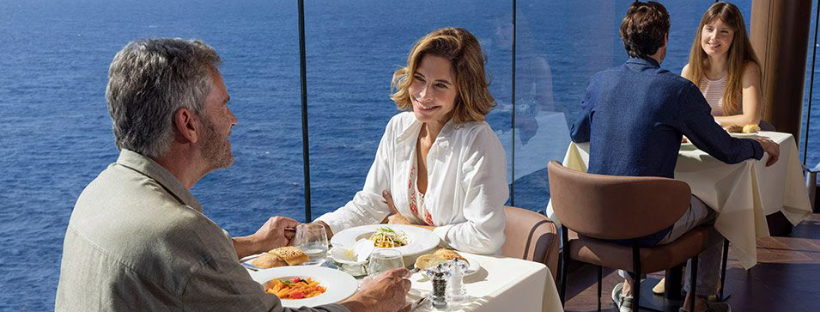 Couple au restaurant MSC World America