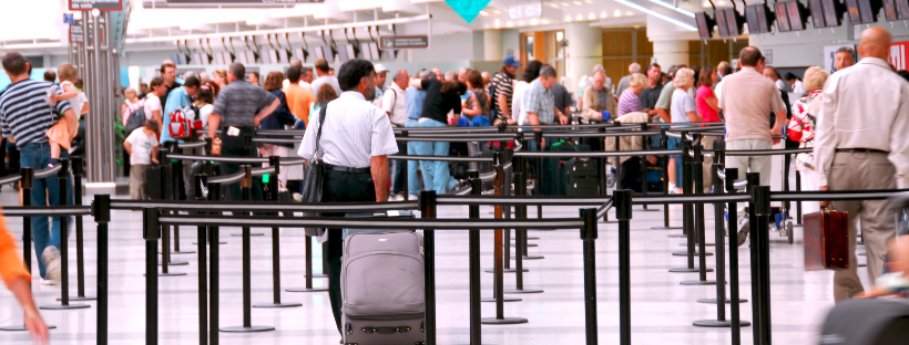 Passagers en attente lors de l’embarquement pour une croisière