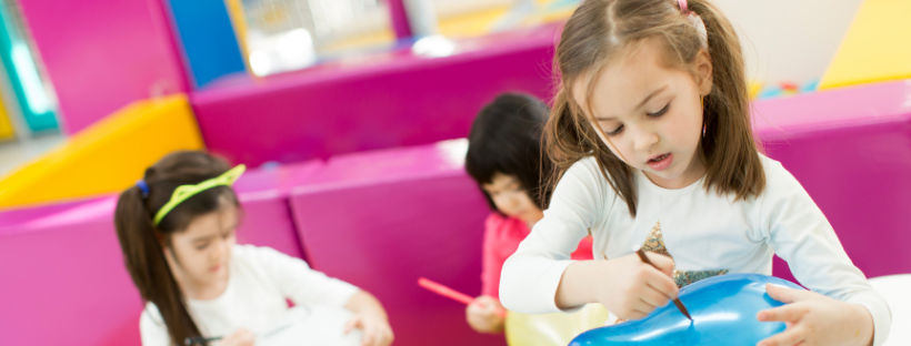 Enfants jouant dans un espace intérieur type club