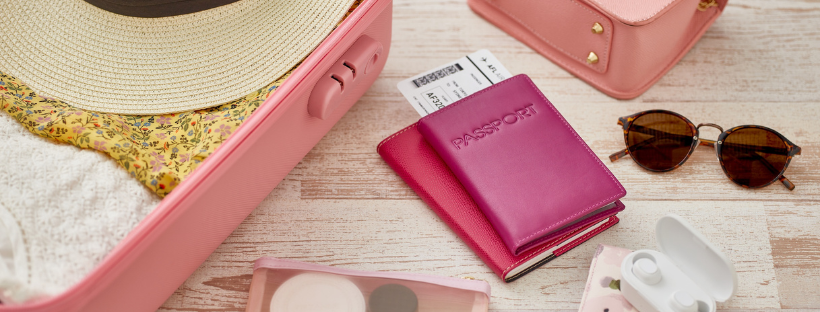 Passeport et accessoires de voyage à préparer dans un bagage à main pour une croisière
