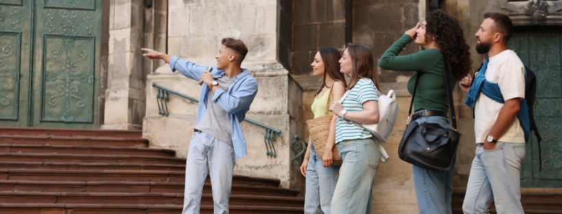 Groupe de touristes découvrant un monument historique lors d'une excursion