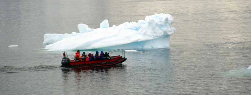 Excursion en zodiac vers un glacier