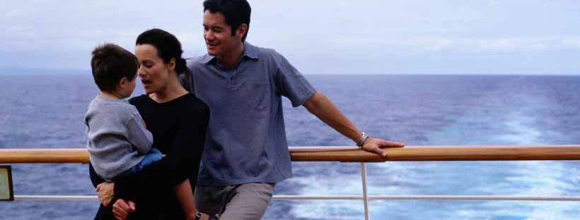 Famille sur le pont d'un navire de croisi&egrave;re
