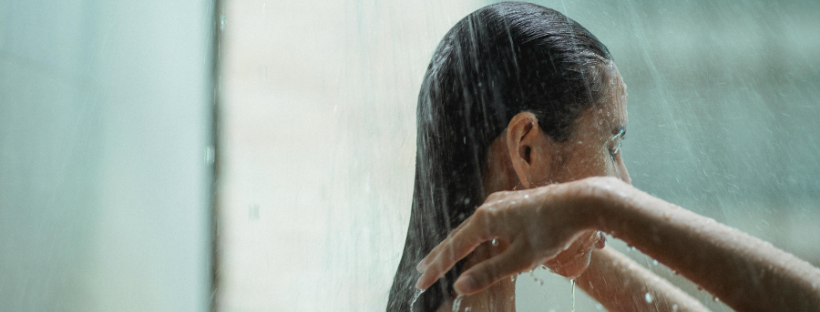 Femme qui prend sa douche apr&egrave;s la pisicine