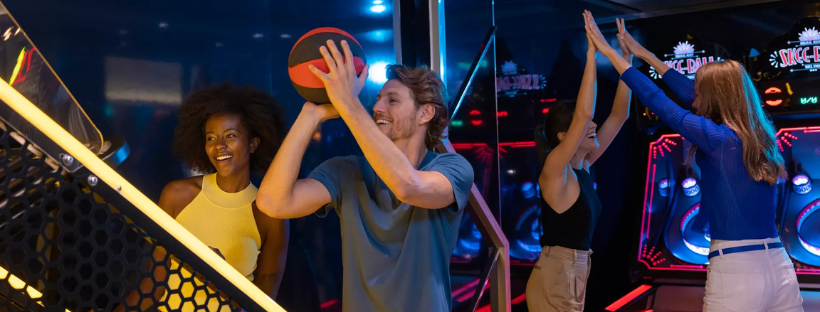 Passagers profitant des jeux d'arcade à bord d'un navire MSC Croisières