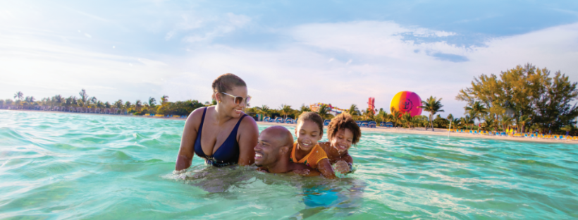 Famille devant l'île de coco cay aux bahamas